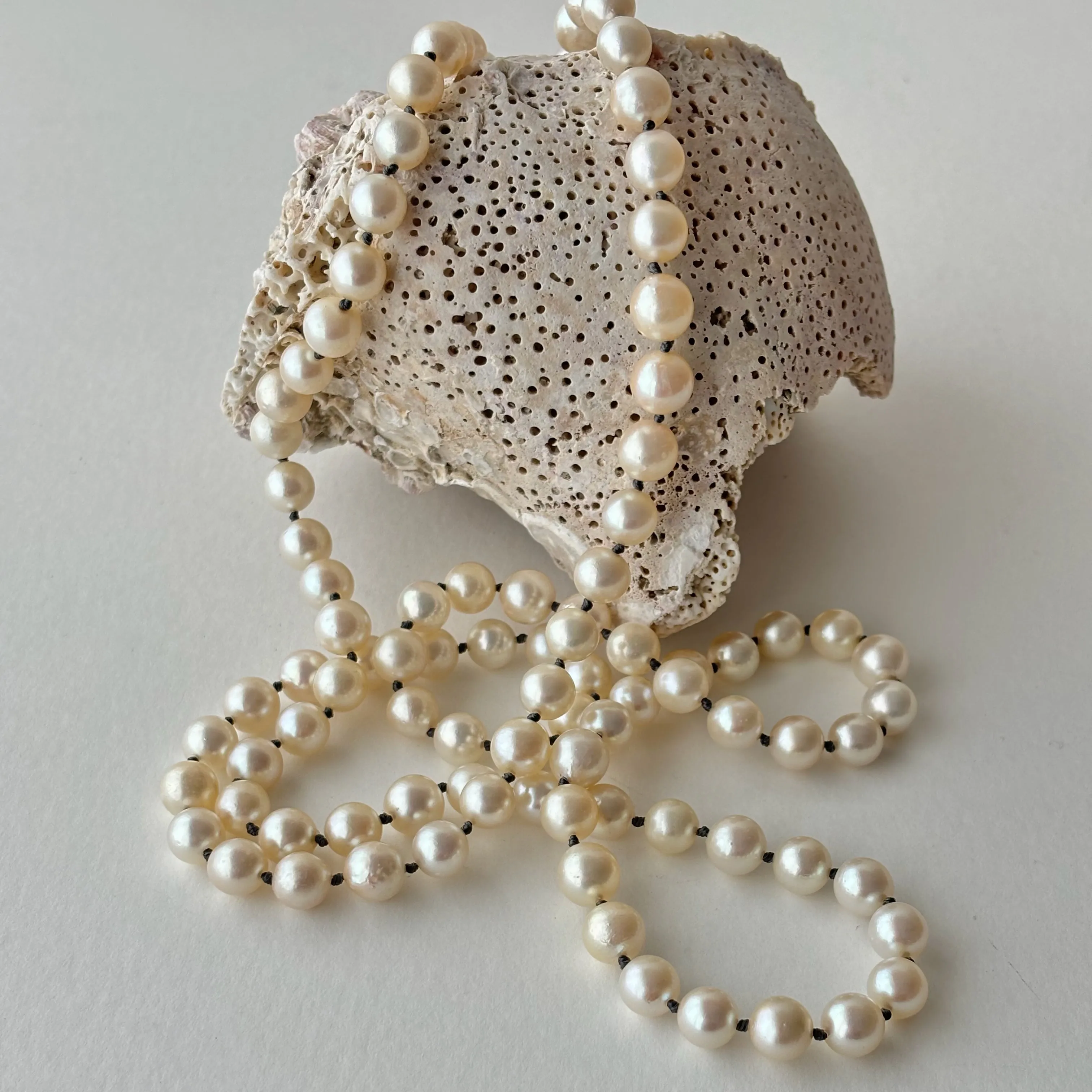 *BIG IN JAPAN* VINTAGE 8-9mm AKOYA PEARL ROPE NECKLACE WITH DARK GREY KNOTS