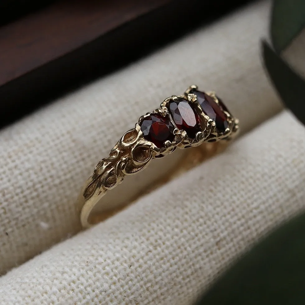 Vintage | Iva Garnet Ring